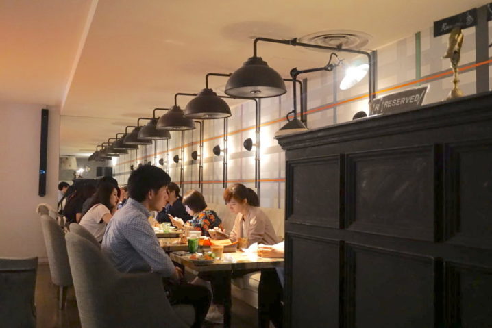 なんば駅から徒歩3分のクロスホテルの1階の落ち着いた雰囲気のカフェ Tables Cafe Tabi Cafe