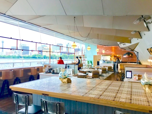 船旅の出発点 横浜大桟橋にあるwifi電源を備えたおしゃれカフェ Cafe Dining Blue Terminal Tabi Cafe