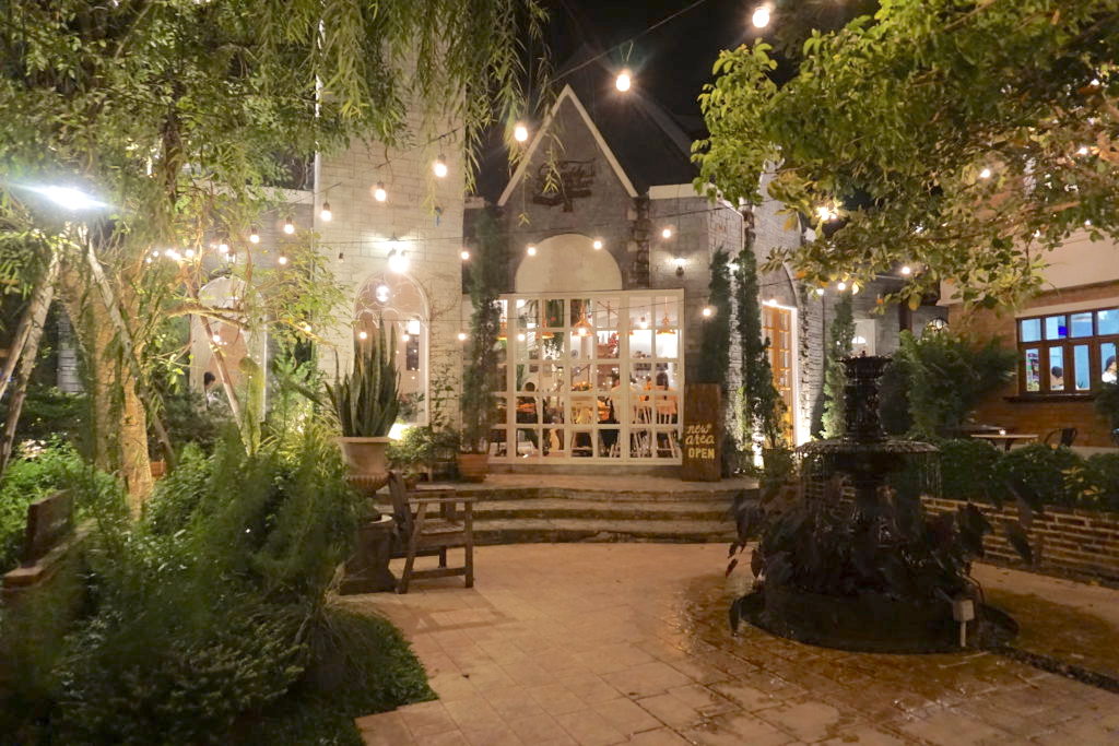 カフェ・ヨーロッパ フィレンツェ・カヴール通りのShake Cafe'、気持ち良い中庭で